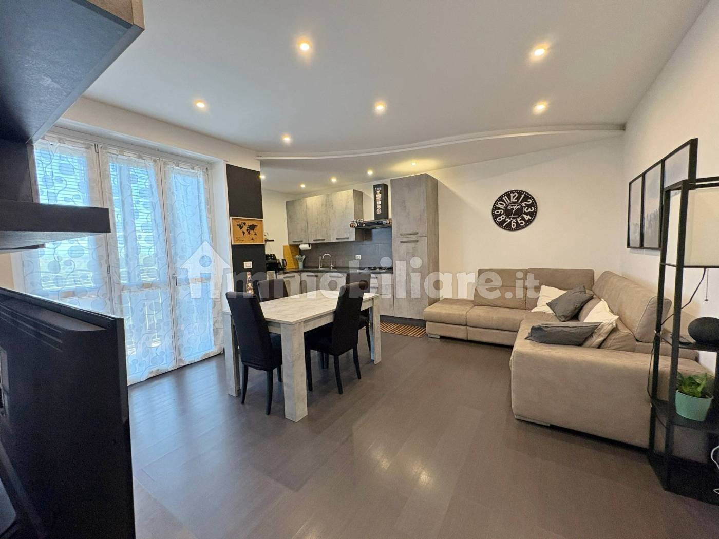 Zona giorno open space con cucina dell'appartamento in vendita a Bra