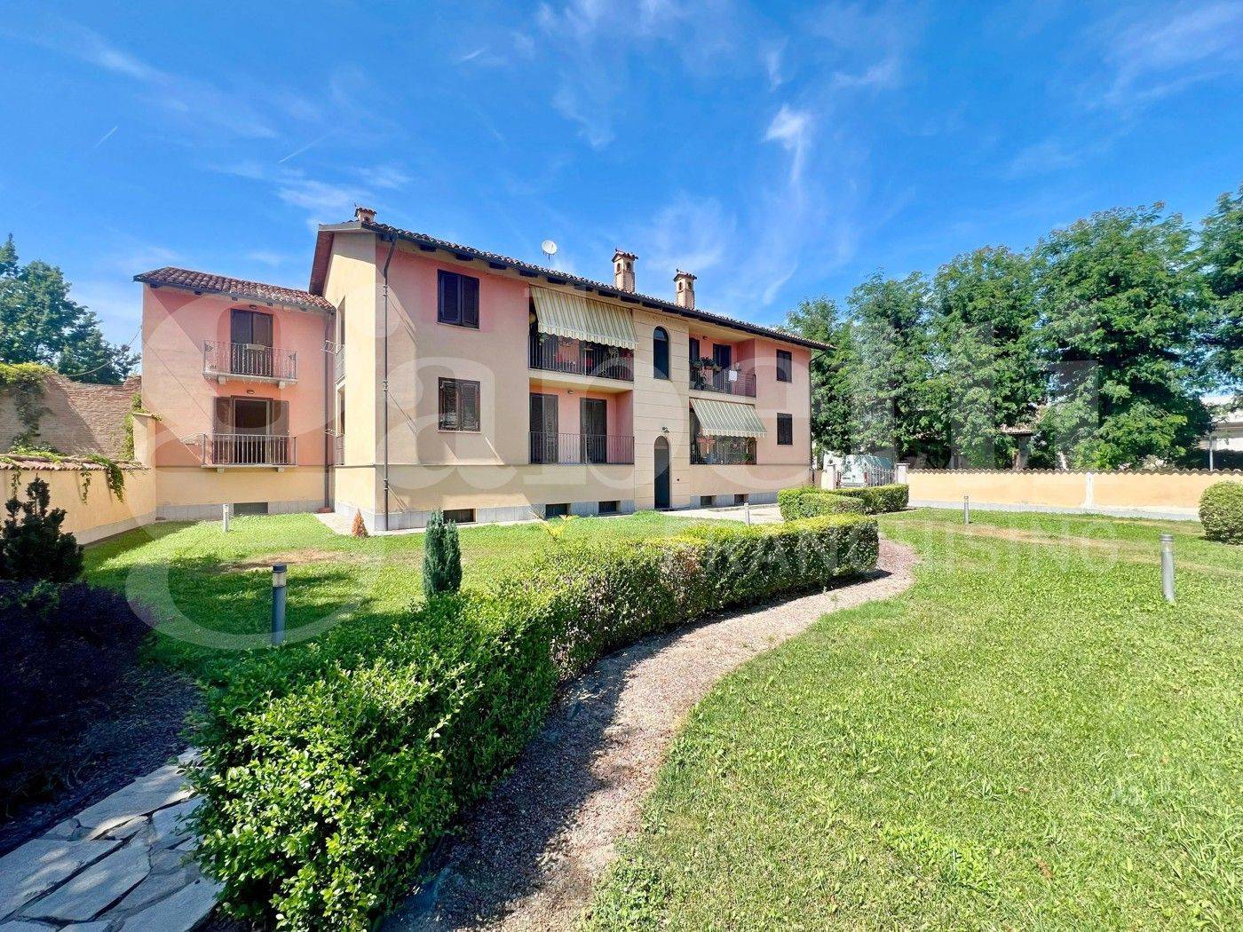 Esterno del condominio con giardino dell'appartamento in vendita a Cavallermaggiore