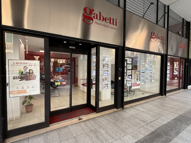 La vetrina e l'ingresso dell'agenzia Gabetti di Bra in via Principi di Piemonte 47