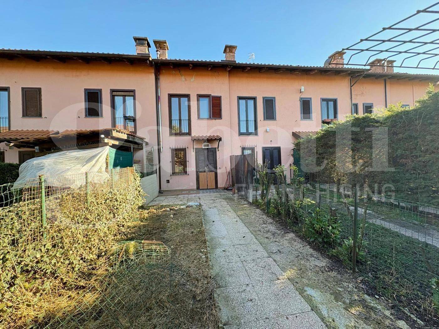 Esterno con facciata e giardino della villetta a schiera in vendita ad America dei Boschi